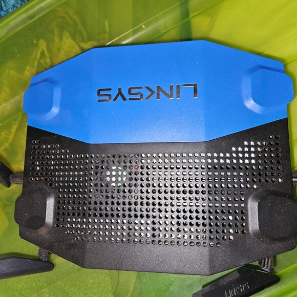 Linksys WRT1900AC is a dual-band, 802.11ac router - Picture 6 of 7
